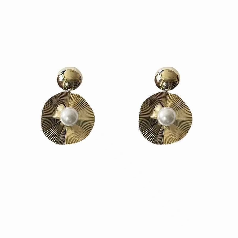 Distinctive Design With No Duplicate Styles. Retro European & American Metal And Pearl Earrings, Bold, Stylish And Eye-catching, A Top Trending Pick.