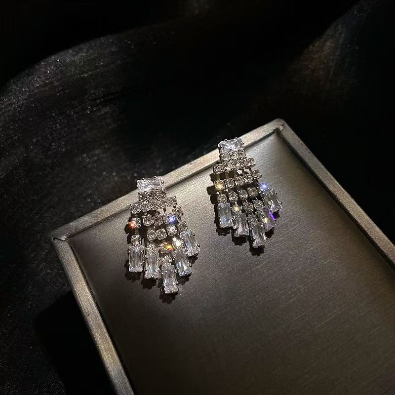 Distinctive Design With No Duplicate Styles. Retro European & American Metal And Pearl Earrings, Bold, Stylish And Eye-catching, A Top Trending Pick.
