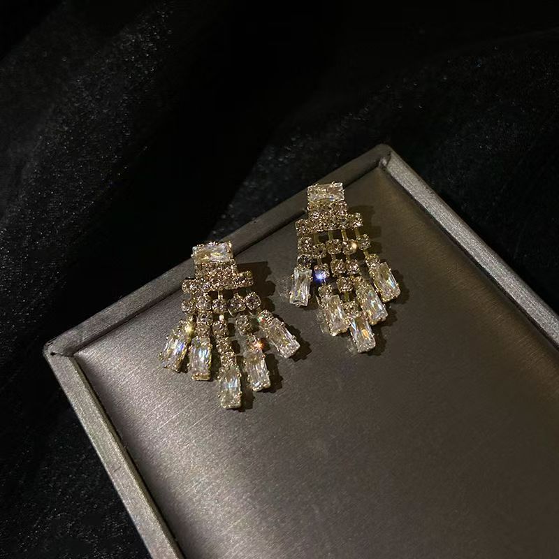 Distinctive Design With No Duplicate Styles. Retro European & American Metal And Pearl Earrings, Bold, Stylish And Eye-catching, A Top Trending Pick.