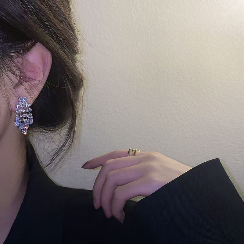 Distinctive Design With No Duplicate Styles. Retro European & American Metal And Pearl Earrings, Bold, Stylish And Eye-catching, A Top Trending Pick.