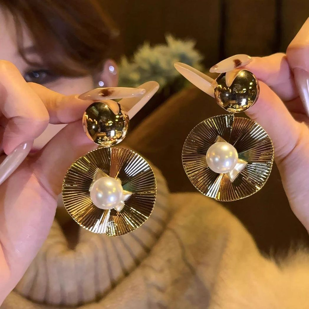 Distinctive Design With No Duplicate Styles. Retro European & American Metal And Pearl Earrings, Bold, Stylish And Eye-catching, A Top Trending Pick.