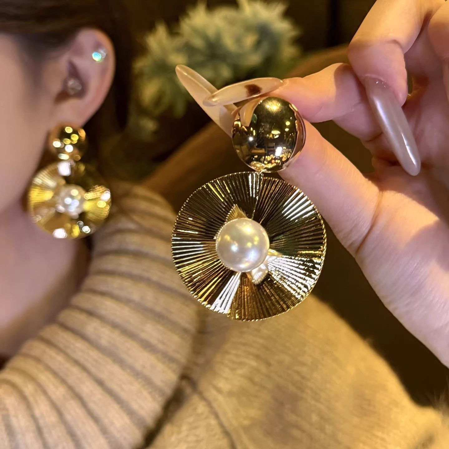 Distinctive Design With No Duplicate Styles. Retro European & American Metal And Pearl Earrings, Bold, Stylish And Eye-catching, A Top Trending Pick.