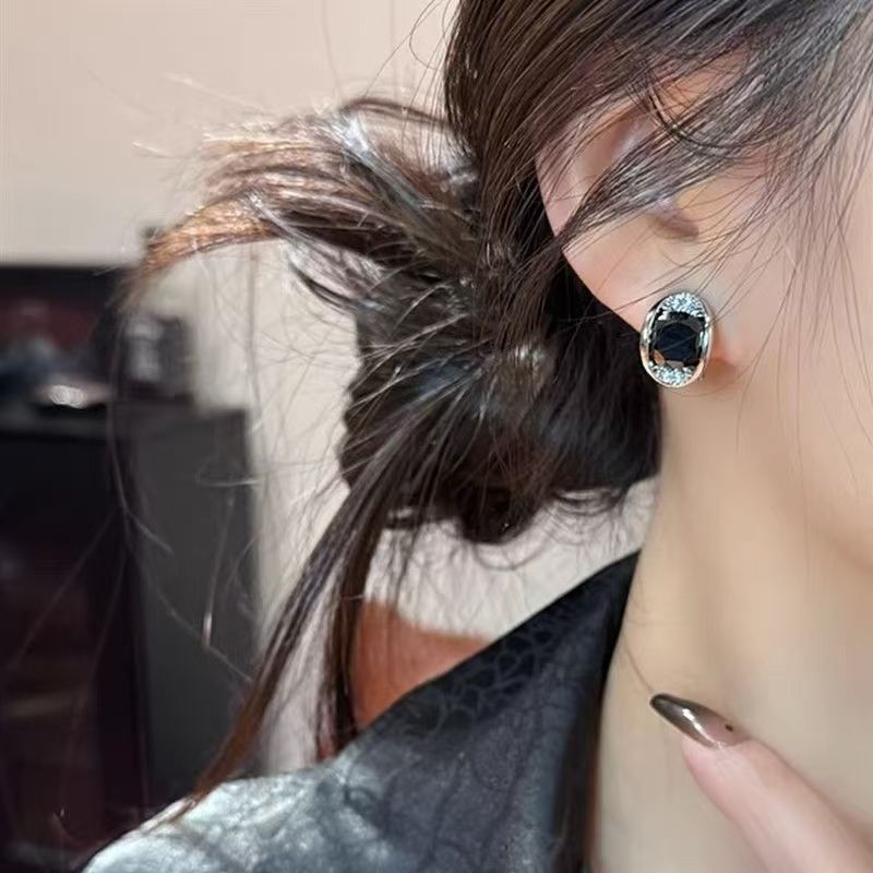 2026 Spring New Arrival Cool Dark Style Contrast Color Oval Black Zircon Huggie Earrings, Mini Minimal Elegant Ear Jewelry